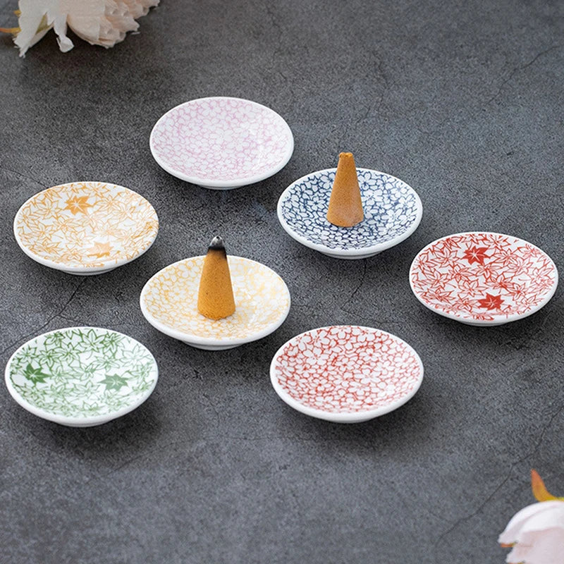 assiettes decoratives assissses fleurs geometriques couleurs multiples blanc vert rouge jaune bleu artisanal
