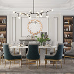 Une salle à manger élégante avec un lustre moderne, une table en marbre et des chaises en velours sombre.