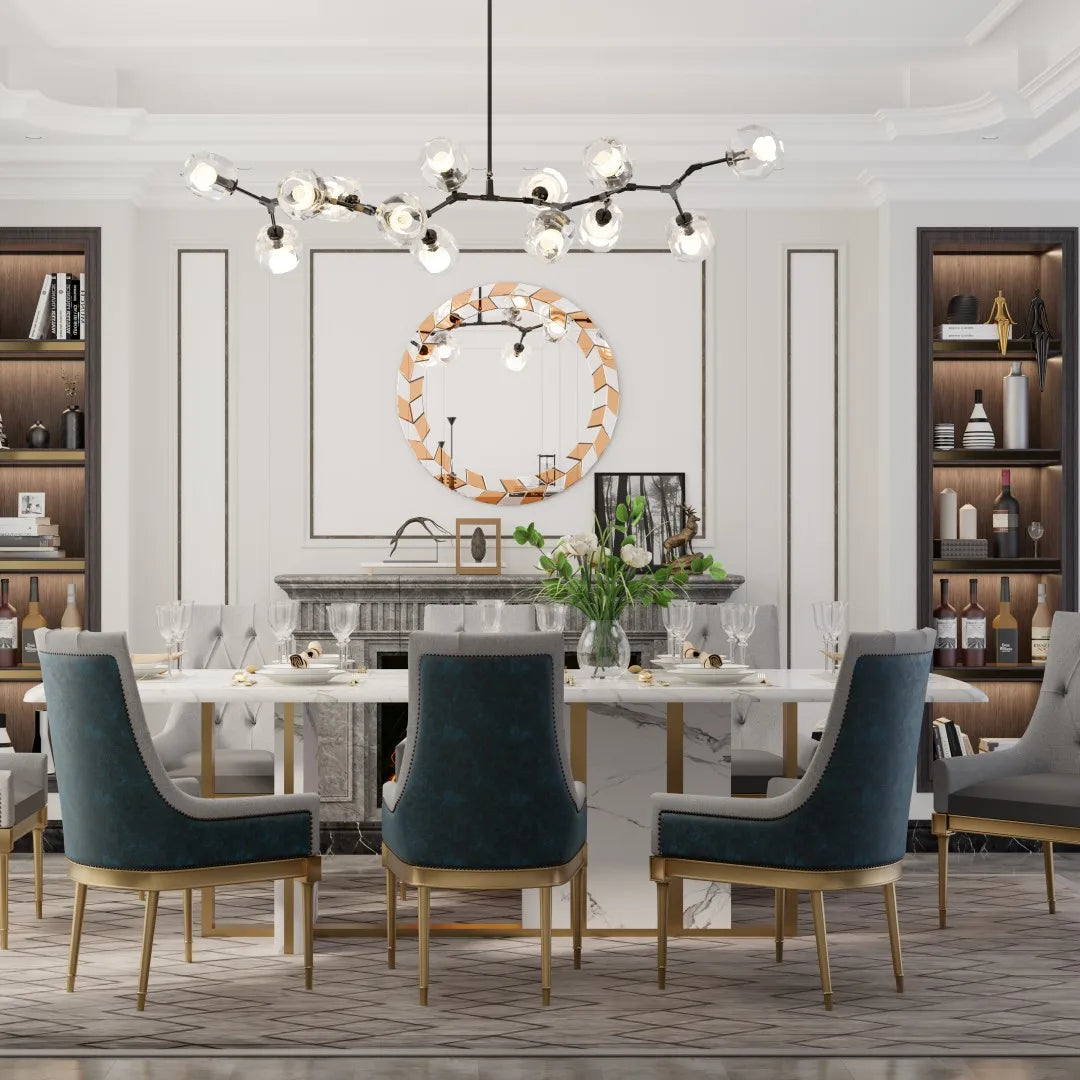 Une salle à manger élégante avec un lustre moderne, une table en marbre et des chaises en velours sombre.