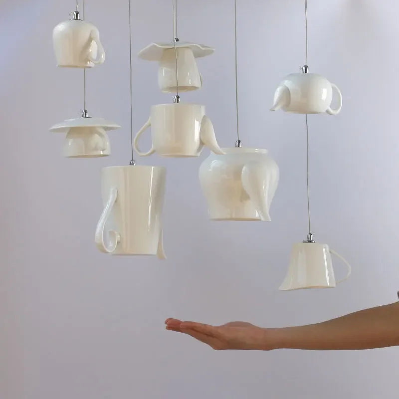 Lampe suspendue céramique grise au-dessus d'une table de cuisine avec décoration contemporaine