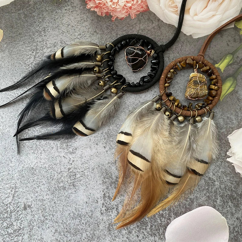 Collier de style bohème, composé de plumes noires et beiges, de perles en bois et de pierres naturelles, créant un design élégant et artisanal.