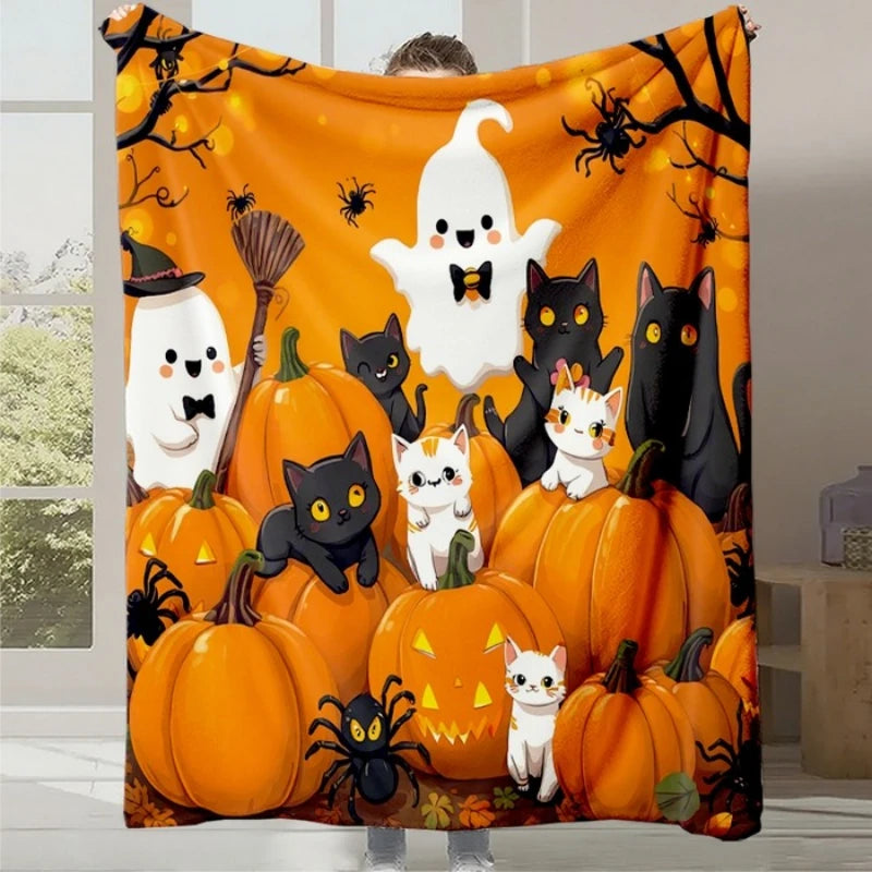 Un groupe de chats noirs et blancs mignons, d'un fantôme souriant et de citrouilles d'Halloween dans une scène colorée et festive.