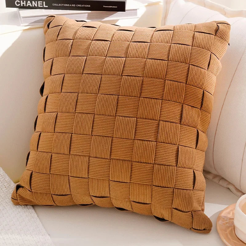 housse coussin décoration moderne motif géométrique brodé noir blanc pompons maison luxe
