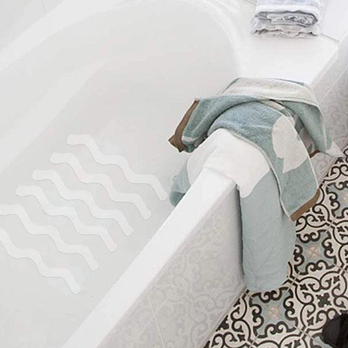tapis antidérapant moderne adhésif noir gris rose bleu rayures ondulées salle bain sécurisé imperméable