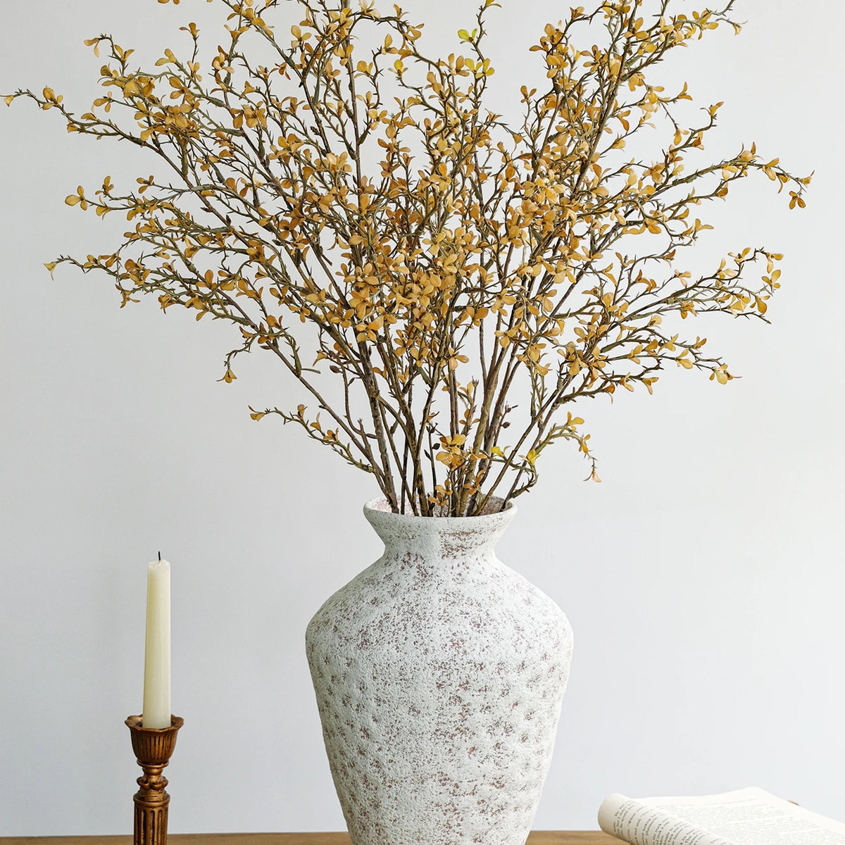branche artificielle feuilles simples vase décoration intérieure naturelle minimaliste noir jaune rose violet bleu