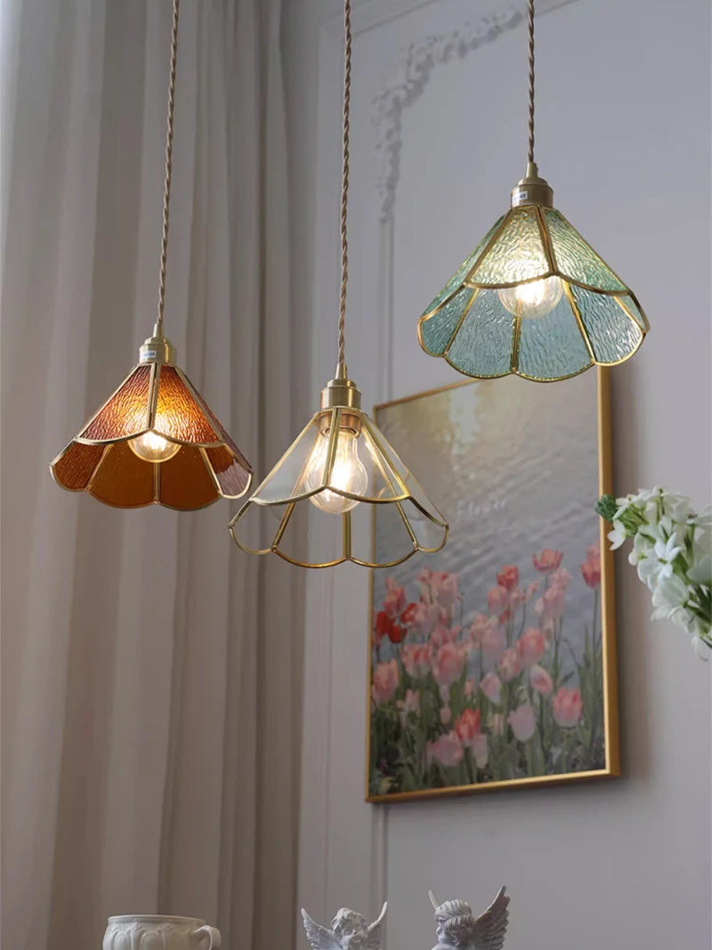 suspension lumineuse verre teinté art deco or marron bleu clair motifs géométriques opacité chaînes