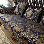 Luxueuse assise ornée de riches motifs floraux dorés sur fond bleu marine, créant une ambiance élégante et raffinée dans ce salon.