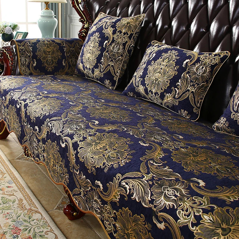 Luxueuse assise ornée de riches motifs floraux dorés sur fond bleu marine, créant une ambiance élégante et raffinée dans ce salon.