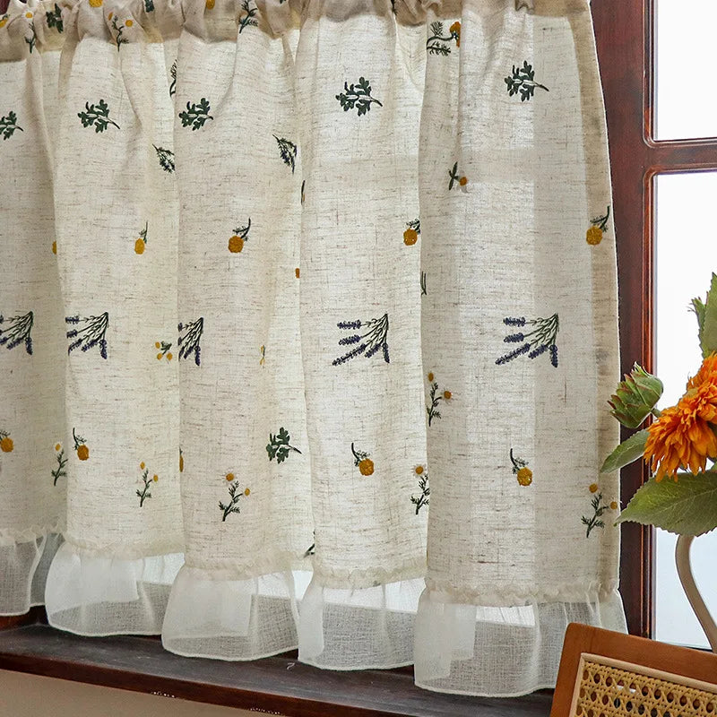 Rideau beige floral installé dans un salon avec lumière filtrée