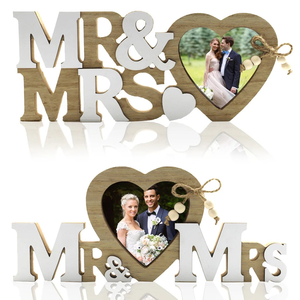 Cadre photo coeur rouge avec inscription Love sur table