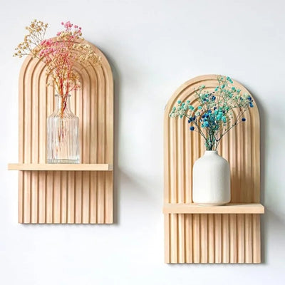 Étagère murale flottante bohème arc-en-ciel en bois dans un salon