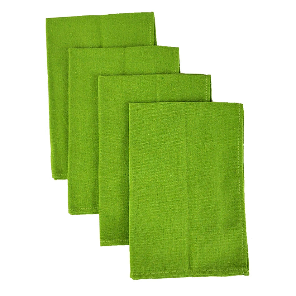 Quatre serviettes en textile de couleur verte brillante et unie sont empilées et présentées dans cette image.