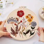 kit broderie fleurs sauvages tissu imprimé bohème aiguilles fils ciseaux instructions artisanal floral rustique