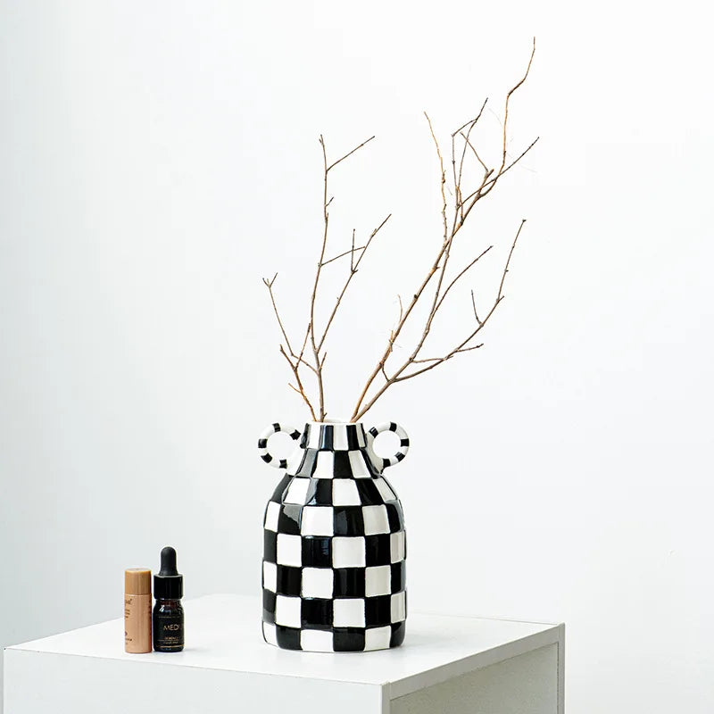 vase moderne porcelaine carreaux noir blanc bleu décoration intérieure branches sèches fleurs séchées contemporain
