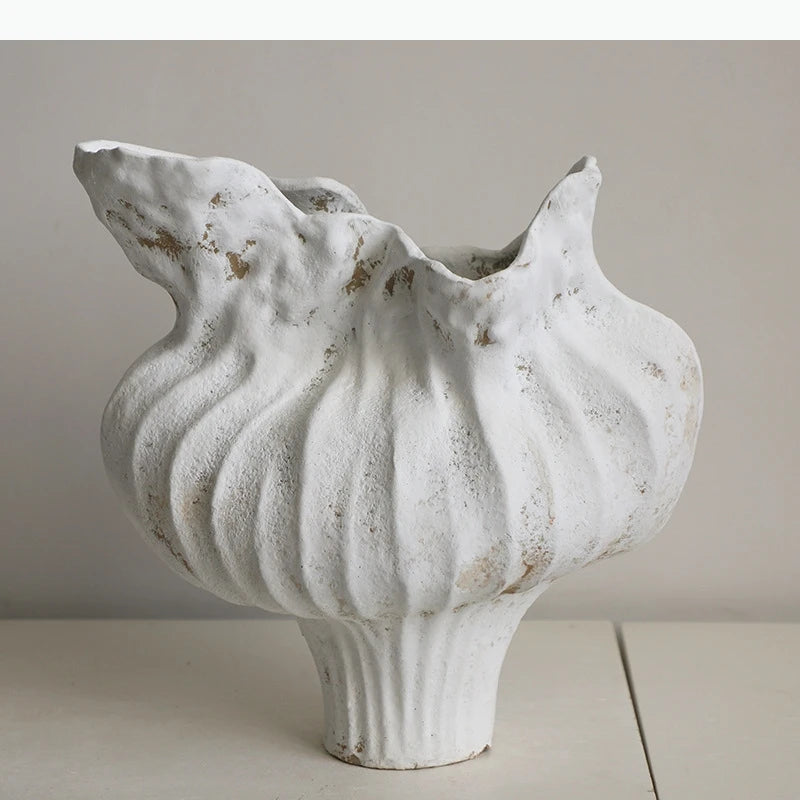 vase moderne artisanal transparent rayures verticales rouge blanc texture rugueuse décoration table arrangement floral