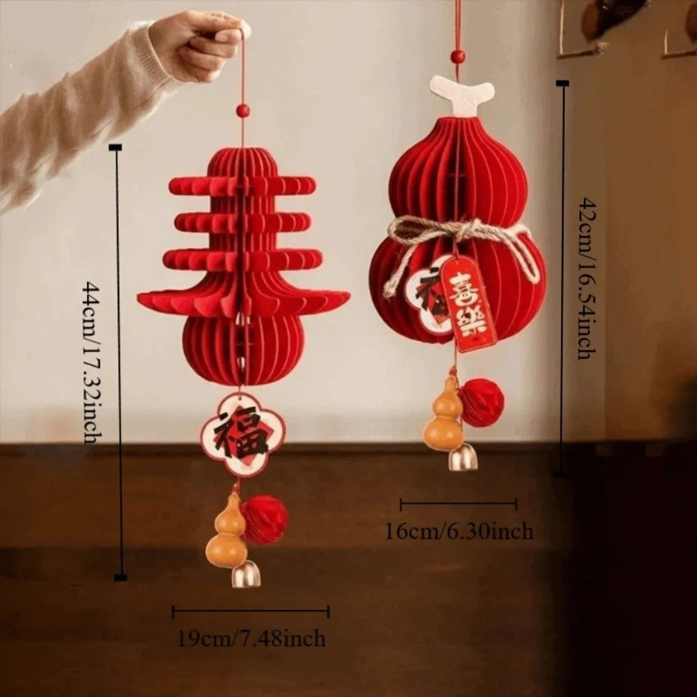 lanterne traditionnelle rouge papier plié relief cloches dorées pompons étiquettes chinoises décoration festive anniversaire