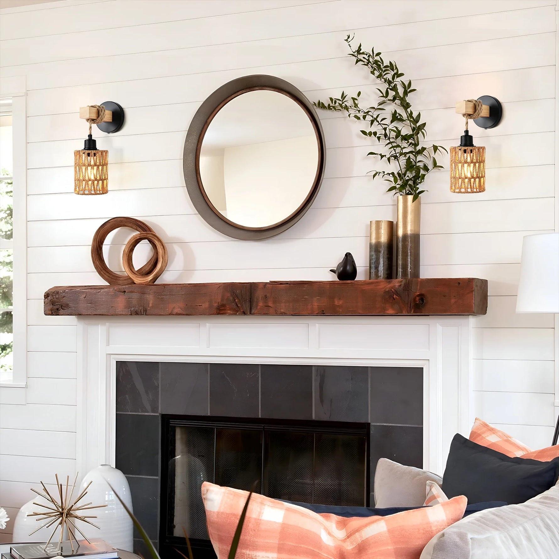 Éclairage doux de l'applique murale rotin en ambiance boho