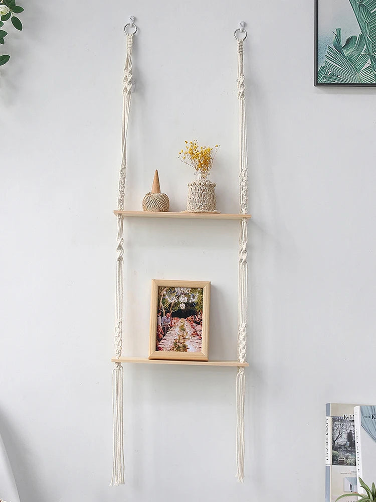 Étagère murale flottante installée dans un salon avec plantes vertes