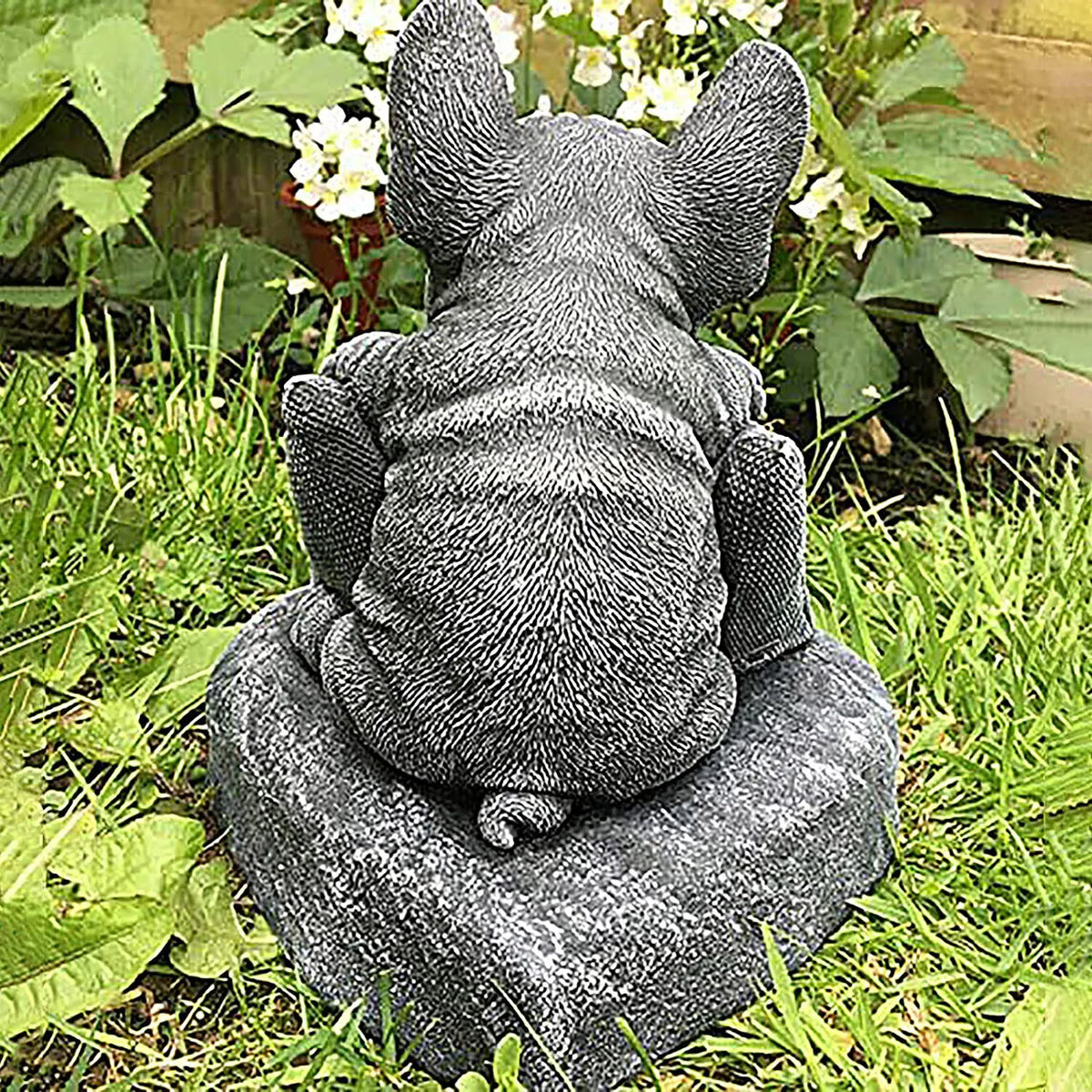statue bulldog français bienvenue pierre texturée gris clair decoration jardin exterieur animalier assis bloc
