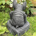 statue bulldog français bienvenue pierre texturée gris clair decoration jardin exterieur animalier assis bloc