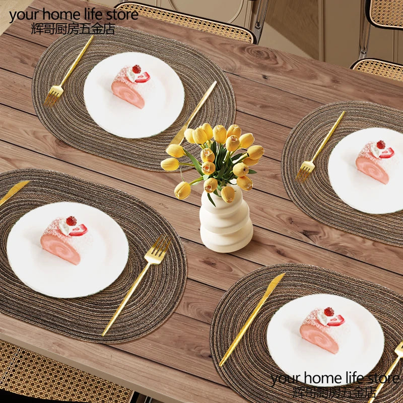 tapis table moderne rayures horizontales marron clair assiettes fourchettes cuillères serviettes feuilles gâteau fleurs
