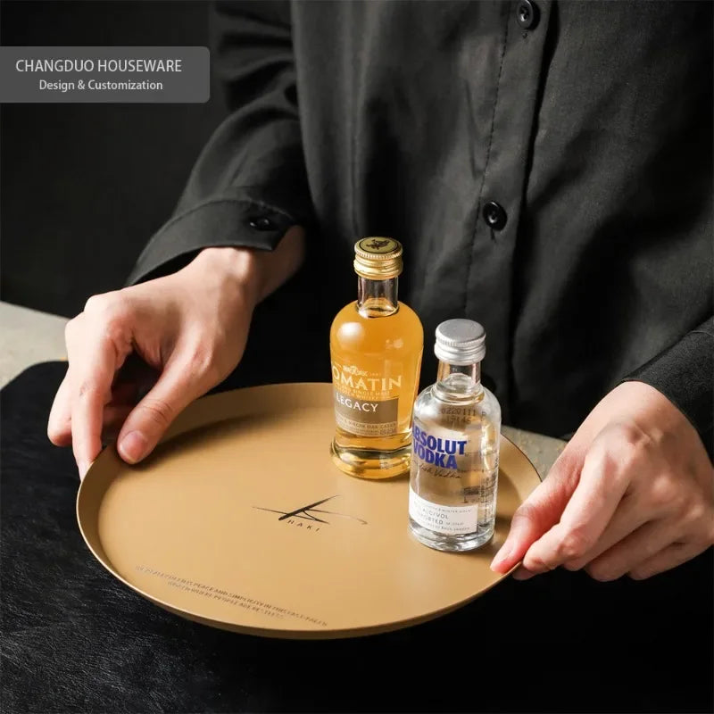 plateau rangement acier inoxydable couleur doré moderne assiettes bouteilles whisky vodka cuisine décoration cosmétique