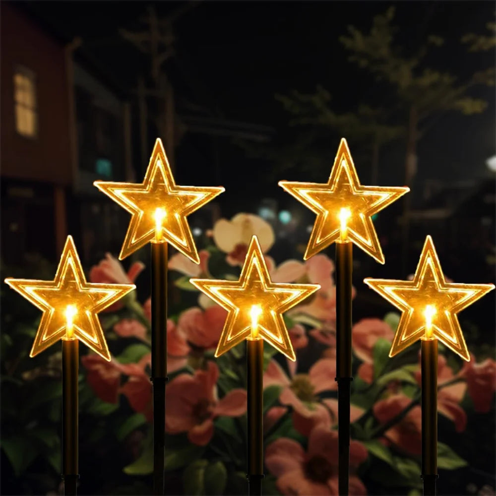Lampes solaires étoiles éclairées la nuit dans un jardin décoré pour Noël