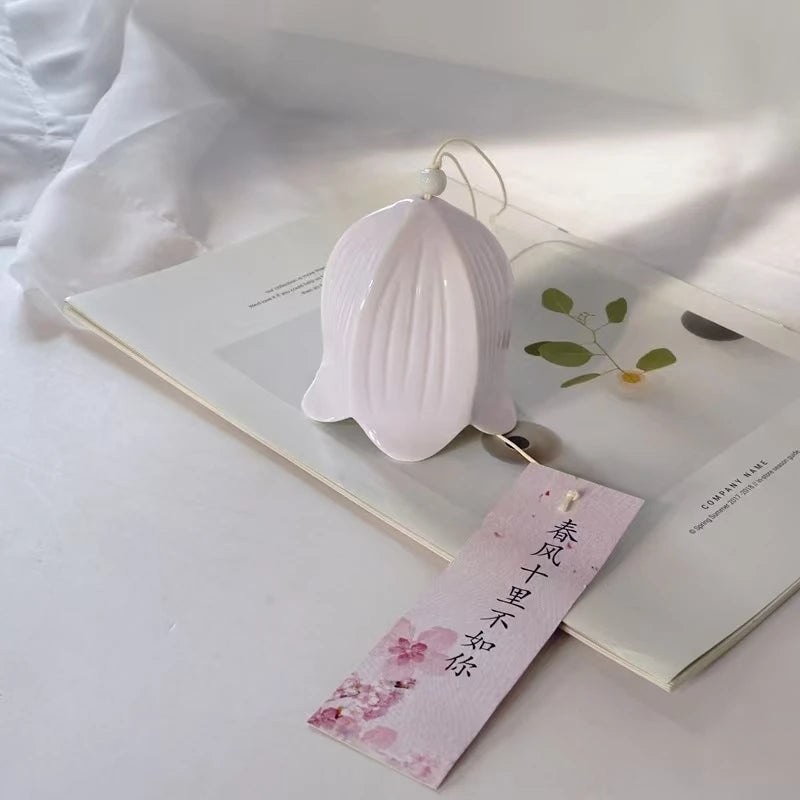 cloche vent céramique relief floral jardin artisanal blanc rose bleu