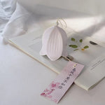 cloche vent céramique relief floral jardin artisanal blanc rose bleu