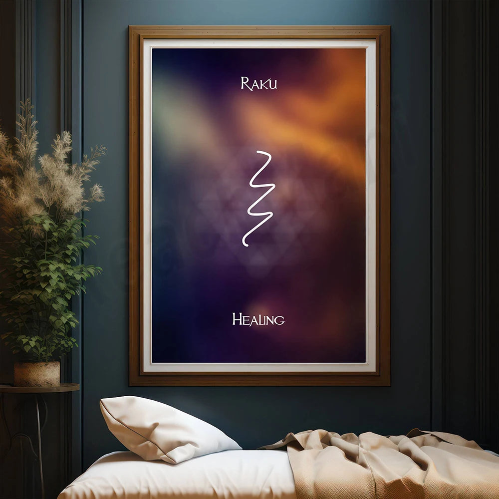 Le symbole Reiki "Raku" dans un cadre sur un mur sombre avec des plantes à proximité d'un lit.