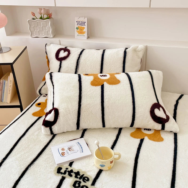 Le confort moelleux des coussins ornés de motifs floraux et de cœurs forme un environnement douillet et accueillant pour une atmosphère chaleureuse.