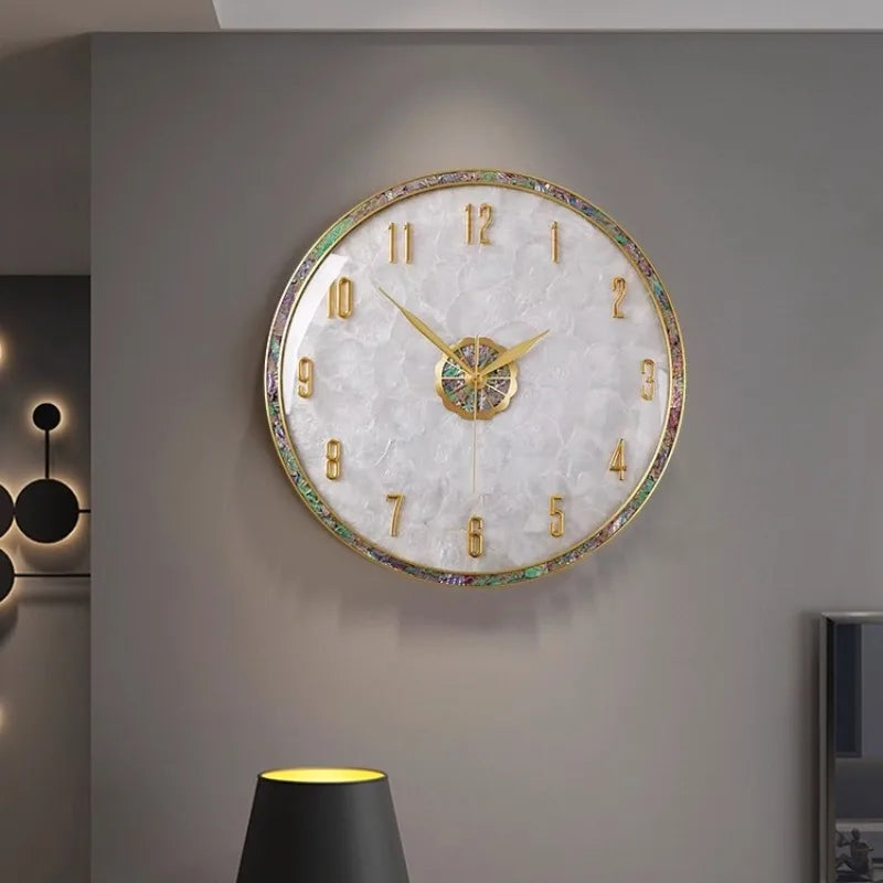 horloge murale moderne or blanc cadran marbré aiguille salon étude
