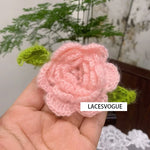 fleurs crochet rose bleu violet vert texture main fleur feuilles patchwork bricolage appliques