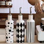 bouteilles cuisine céramique blanc noir rayures fleurs moderne assaisonnement huile épices stockage respectueux environnement