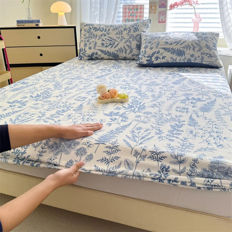 drap housse lit élastique motif fleurs feuilles beige bleu clair classique romantique coton
