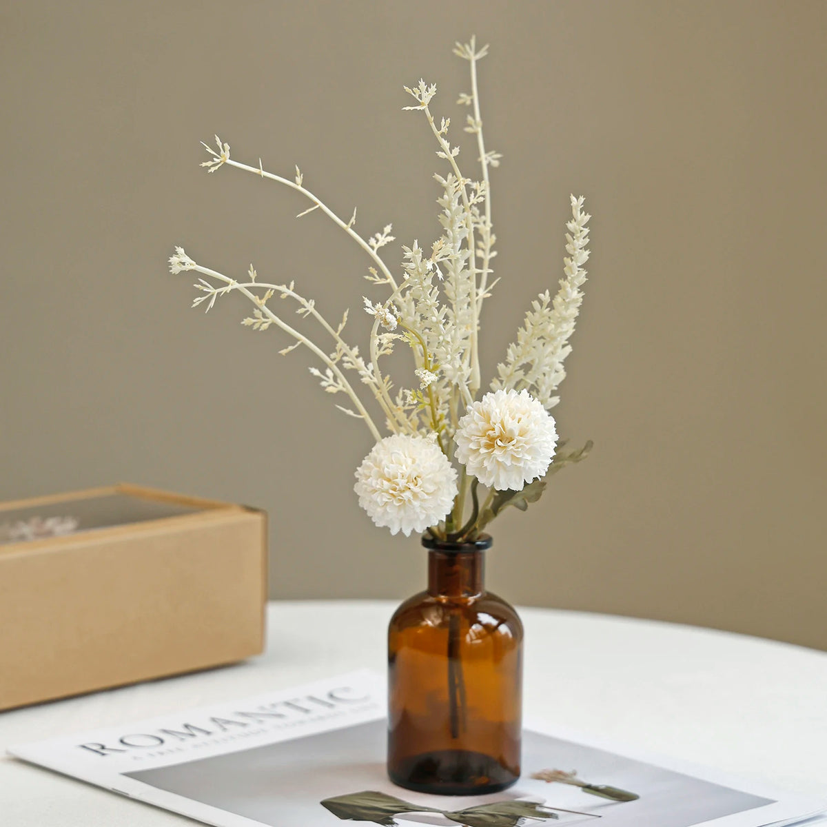 bouquet fleurs séchées vase blanc brun céramique décoration intérieure minimaliste rustique