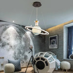 suspension lumineuse bleu blanc doré planète saturne astronaute moderne spatialchains suspendues