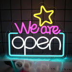 enseigne néon lumineuse WE ARE Open rose jaune bleu blanc moderne chaîne suspension câble