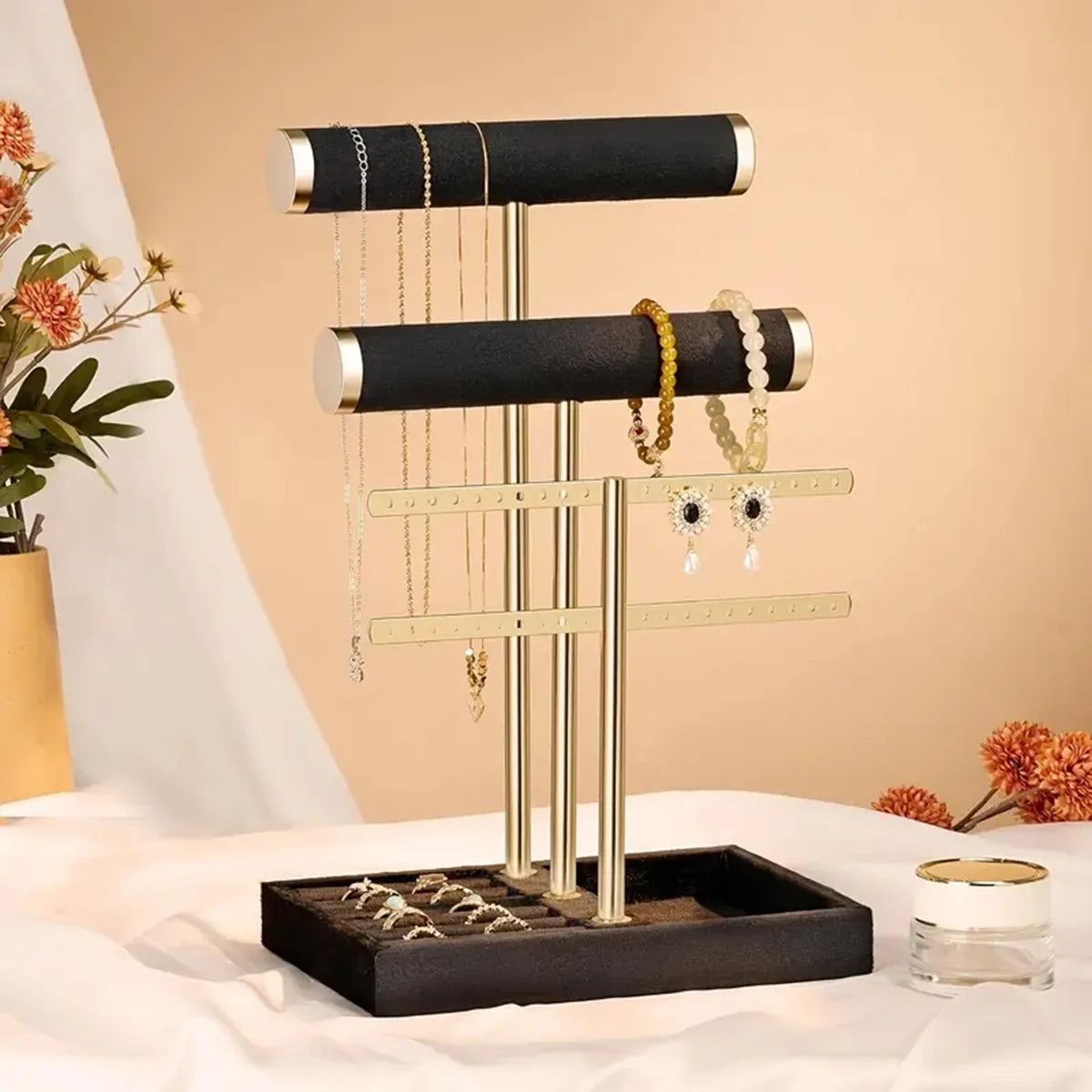 présentoir bijoux moderne velours noir doré femmes colliers bracelets boucles d'oreilles bagues parfums