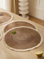 Set de table bleu avec frange sur table en bois