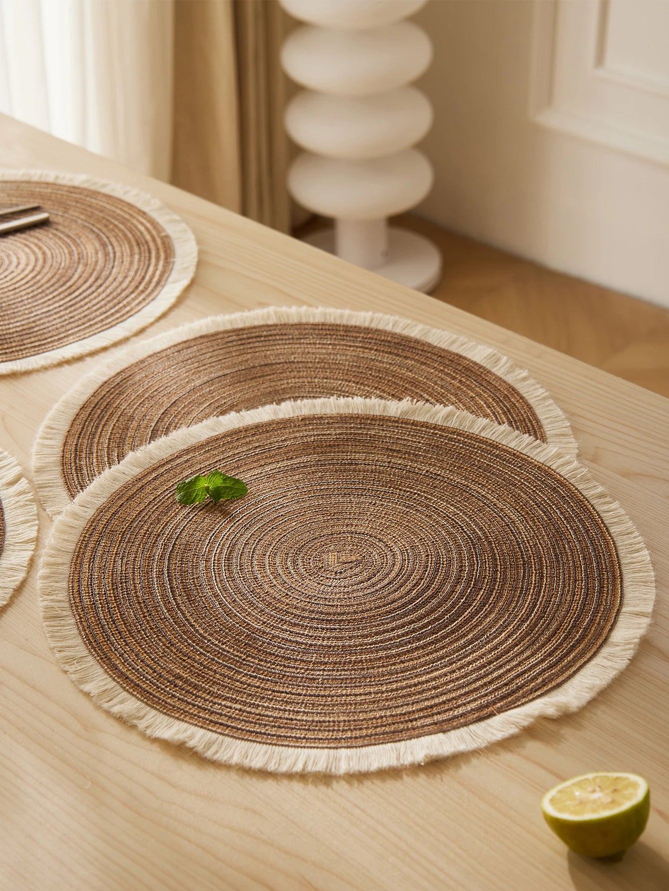 Set de table bleu avec frange sur table en bois