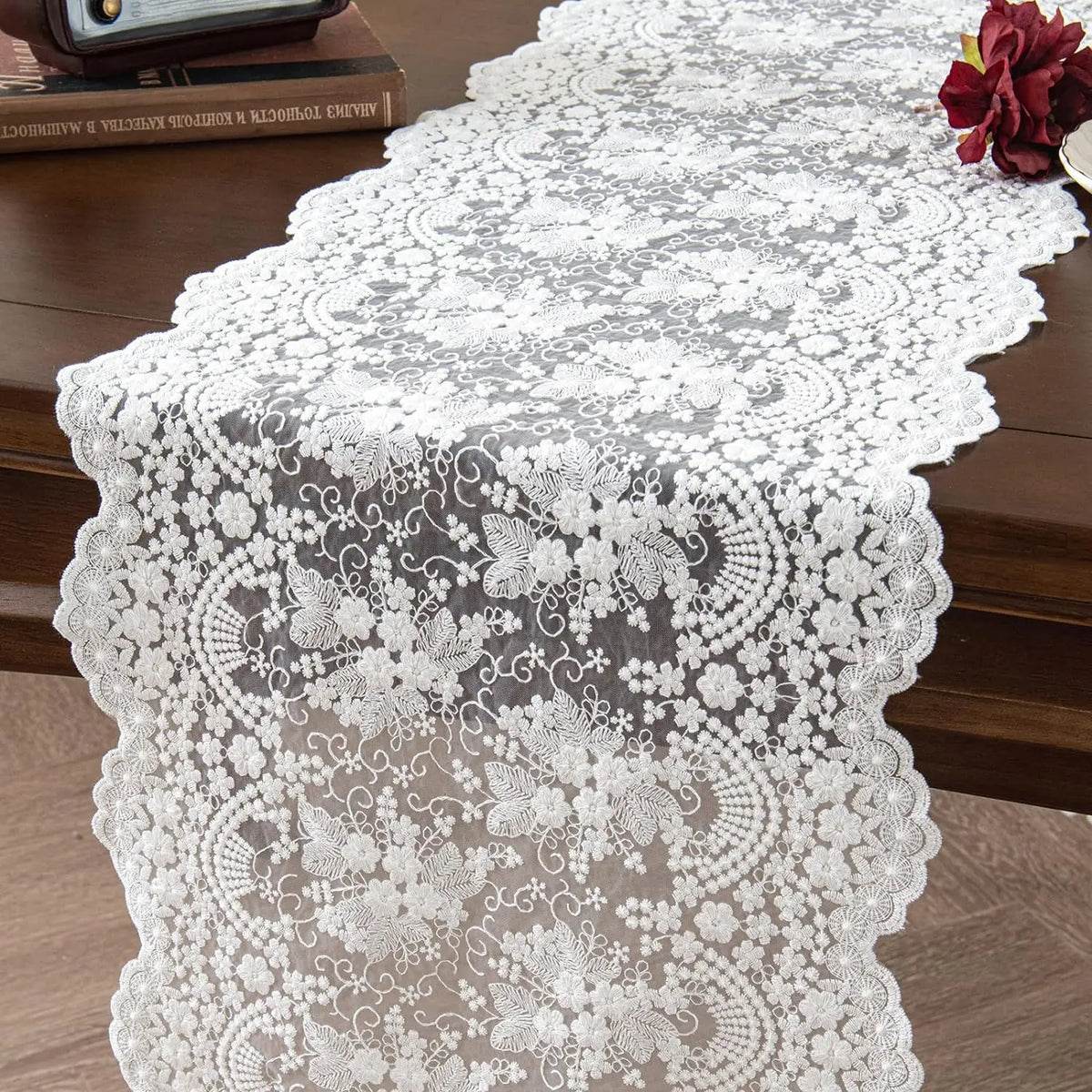 champagne blanc dentelle florale pompons table élégante anniversaire mariage banquet
