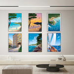 Affiches de voyages représentant des scènes pittoresques de stations balnéaires, de paysages côtiers et de voiliers, créant une atmosphère de vacances relaxante et inspirante.