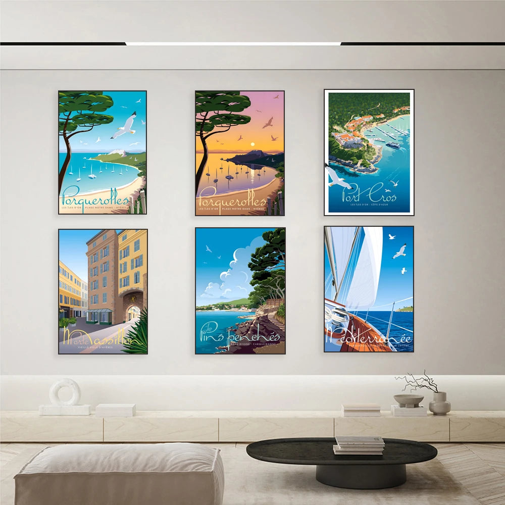 Affiches de voyages représentant des scènes pittoresques de stations balnéaires, de paysages côtiers et de voiliers, créant une atmosphère de vacances relaxante et inspirante.