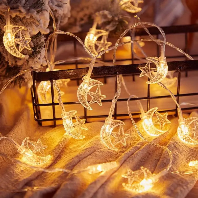 Détail des motifs étoile et lune sur la guirlande lumineuse