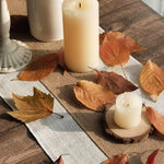 nappe rustique jute beige marron bords lisses texture automnale feuilles séchées chandelles blancs