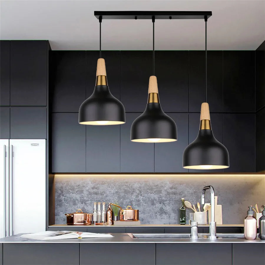 Vue de dessous du lustre suspendu 3 lampes