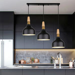 Vue de dessous du lustre suspendu 3 lampes