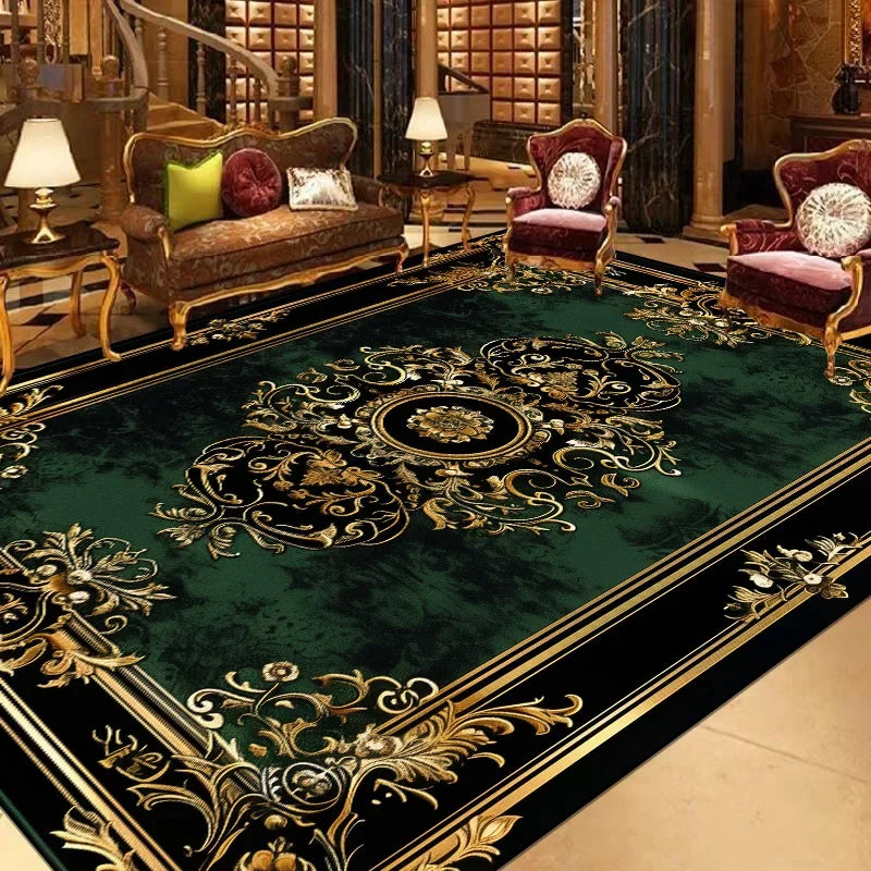 Un tapis de luxe richement décoré de motifs floraux dorés sur un fond vert foncé, entouré de canapés et fauteuils vintage dans un salon élégant.