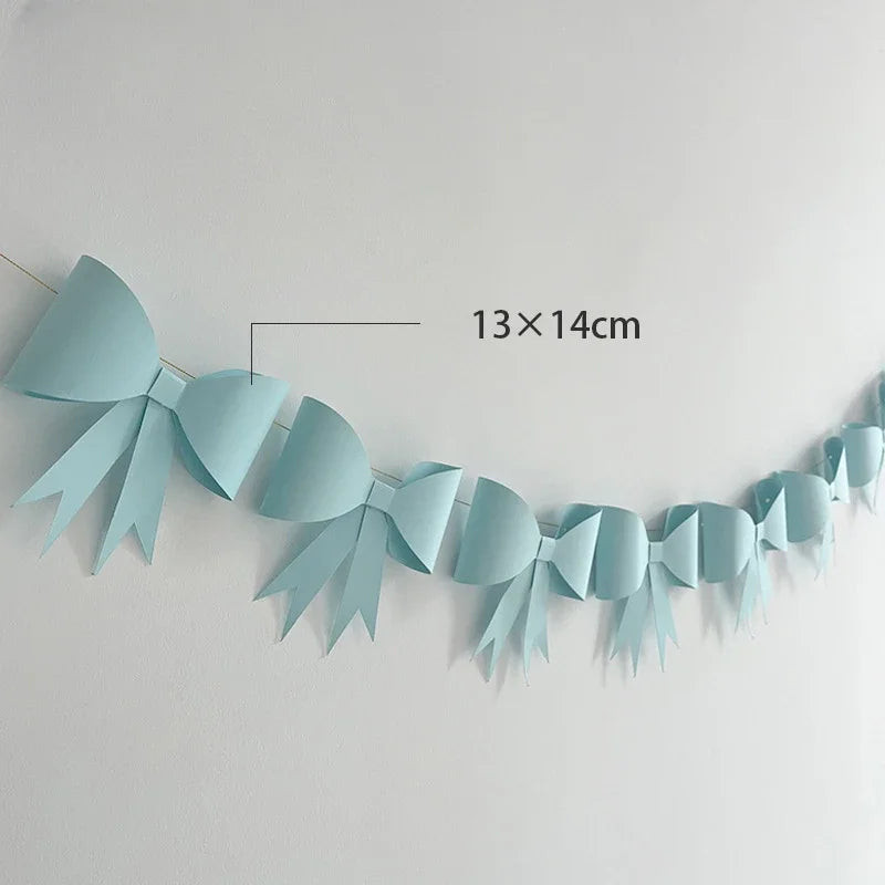 guirlande nœuds papier anniversaire enfant décoration bleu rose simple origami festive artisanale fil doré